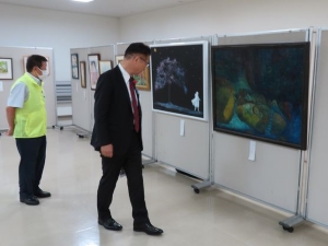 写真:第43回津市津老人クラブ連合会 趣味の作品展 鑑賞