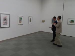 写真:絵画を鑑賞する様子