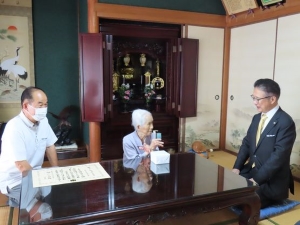 写真:市内の長寿者を訪問の様子