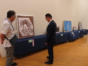 写真:第49回伊勢型紙彫型画展 鑑賞