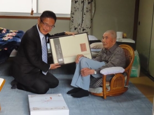 写真:市内男性最高齢者を訪問