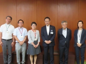 写真：生活協同組合コープみえ 鈴木稔彦理事長ほか 役員