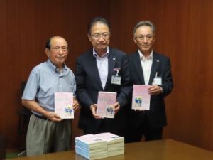 写真:ドイツで花さかじいさん 第3集 児童文学 寄付贈呈式