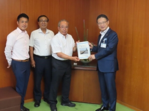 写真:小黒敏克会長 他