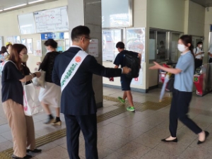 写真:第73回「社会を明るくする運動」駅頭広報活動