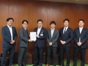 写真:岩田知幸副支部長 他