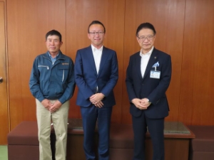 写真:西垣雅史代表取締役、山岸新太郎美杉木材市場長