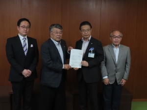 写真: 寺家光弘会長 他