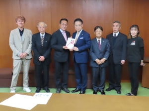 写真:津城復元の会チャリティーイベント収益金寄付贈呈式