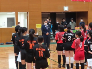 写真:津小学生バレーボール大会卒団生交流大会