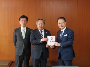 写真:近畿健康管理センターからの緑化基金への寄付