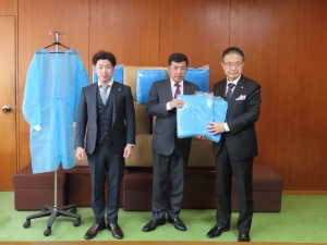 写真:八幡工業からの寄附贈呈式