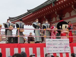 写真:津観音節分会挨拶