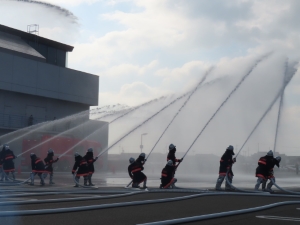 写真:出初式一斉放水