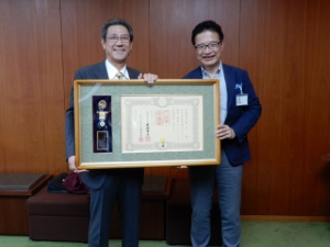 写真：令和元年春の褒章・業務奨励（土地家屋調査士業）受章