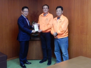 写真：津駅前ストリート倶楽部からの寄附贈呈式