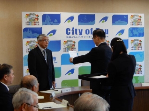 写真：環境審議会委員委嘱式1