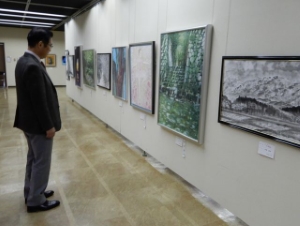 写真：第14回津市美術展覧会 鑑賞