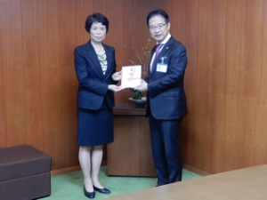 写真:近畿健康管理センターから緑化基金への寄附贈呈式