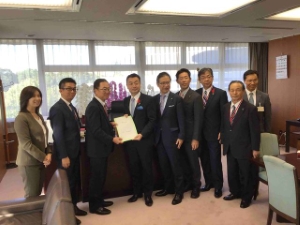 写真：国土交通大臣政務官