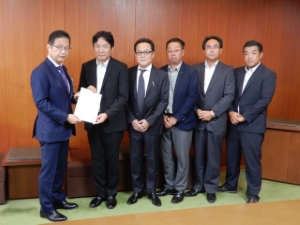 写真：津市内に本店を置く測量設計業者有志の会