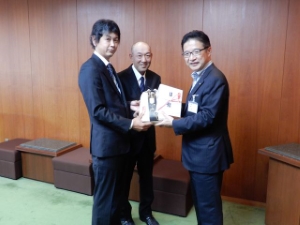 写真:前川農産からの玄米贈呈式