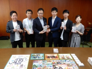 写真：津カルタ完成発表・寄附贈呈式