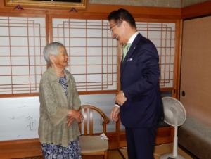 写真：市内長寿者を訪問