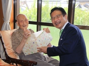 写真：市内男性最高齢者を訪問