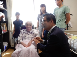 写真：市内最高齢者を訪問