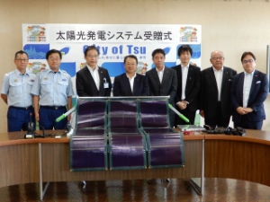 写真：防災資機材受贈式