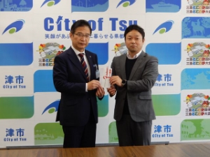 写真：中勢地区労働者福祉協議会からの寄附贈呈式