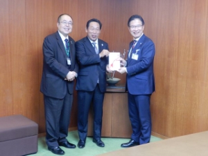 写真：JA津安芸からの寄附贈呈式