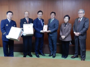 写真：「みな月会」から消防団に対する激励品贈呈式
