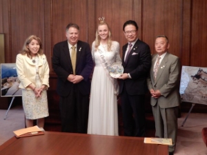 写真：第70代全米さくらの女王 マーガレット・オメーラさん ほか 来訪