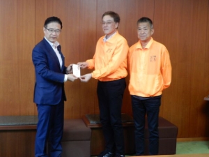 写真:津駅前ストリート倶楽部から津市緑化基金への寄附贈呈式