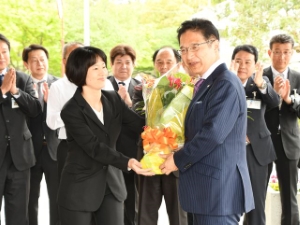 写真：3期目初登庁