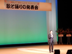 写真：歌と踊りの発表会