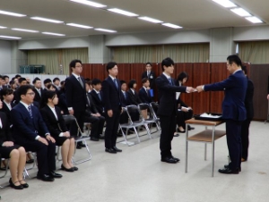 写真：新規採用職員辞令交付式1