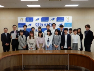 写真:津高等学校の生徒による政策提案