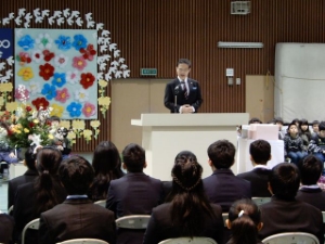 写真:小学校卒業証書授与式