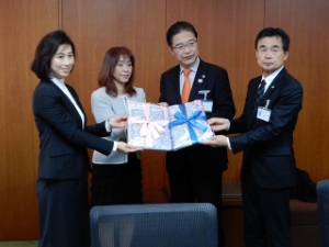 写真：フードバンク三重　寄附贈呈式