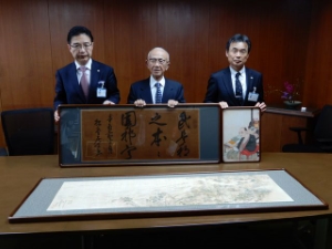 写真：齋藤拙堂関係資料 寄附贈呈式