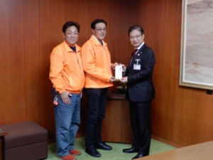 写真:津駅前ストリート倶楽部寄附贈呈式