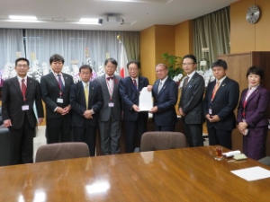 写真:宮腰内閣府特命大臣