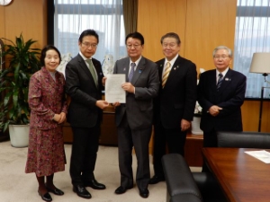 写真：山本内閣府特命担当大臣