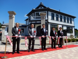 写真：旧明村役場庁舎竣工式典 テープカット