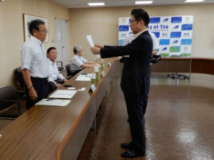 写真：津市公契約審議会委員委嘱式 委嘱状交付