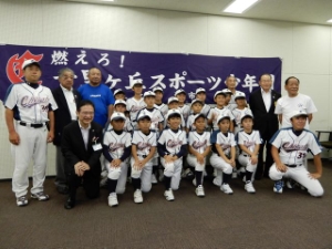 写真:全日本小学生ソフトボール大会出場チーム