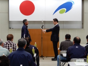 写真:スポーツ推進委員委嘱式 委嘱状交付